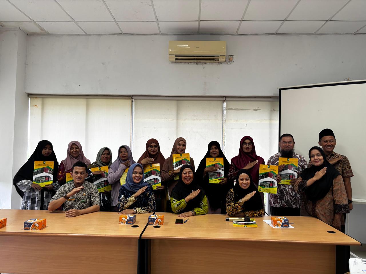 Penyerahan SK tenant Inkubator PLUT Riau.jpg